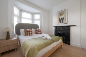 Cosy 4 bed with free parking, Chatham Town Centre